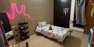 Ashruti BHATT's room
