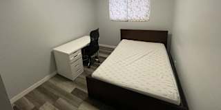 Bwood House's room