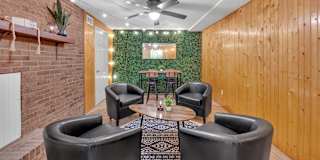 lifedoorrentals's room