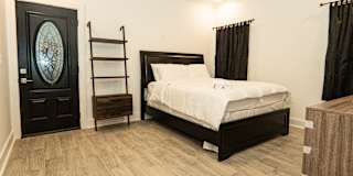 Koaleh Homes's room