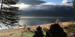 Lakefront Living's room