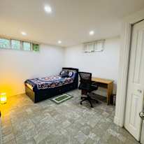 Osh Sale's room
