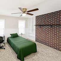 Magali A.'s room