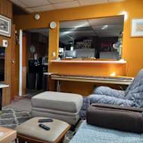 furnished room's room
