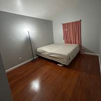 Robert  Luna's room