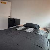 RONNIE's room