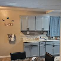 LESLIE's room