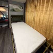 Enshi's room