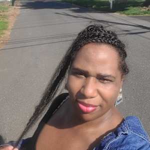 Mariel D Lipscomb