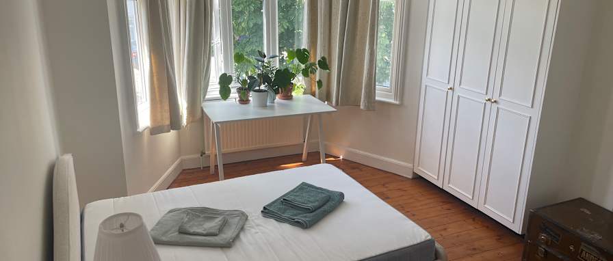 simon smith's room