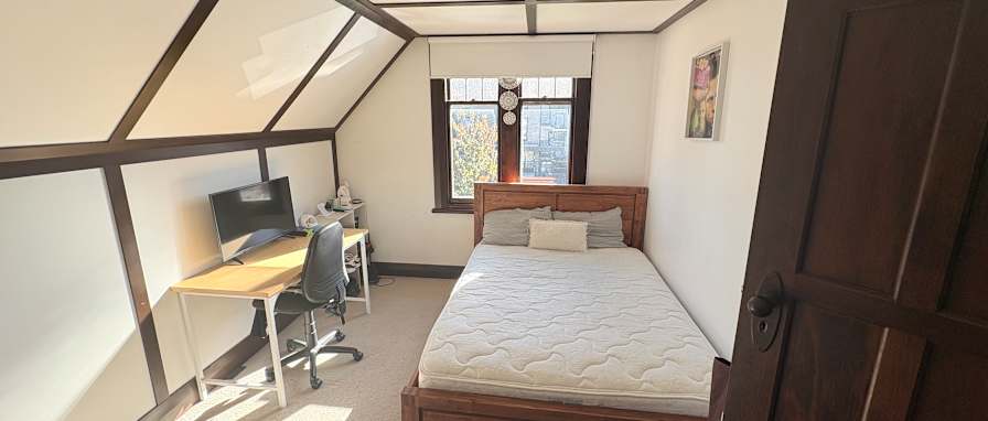 MONA TEPU's room