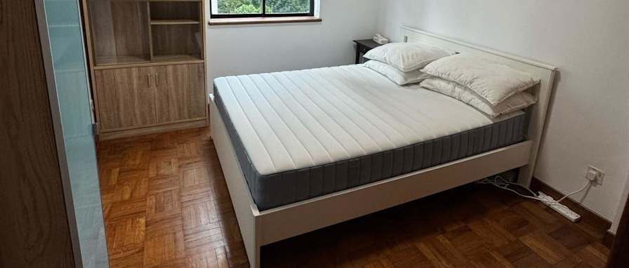 Gil M's room