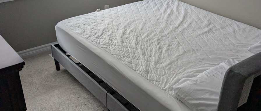 MARK ONOCHIE's room