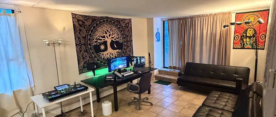 Deval's room