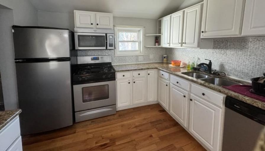 lifedoorrentals's room