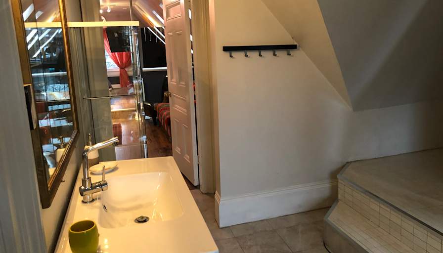 Mahnaz Shahrzad Asr's room