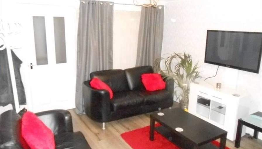 Clydebank Commuter Town to Glasgow's room