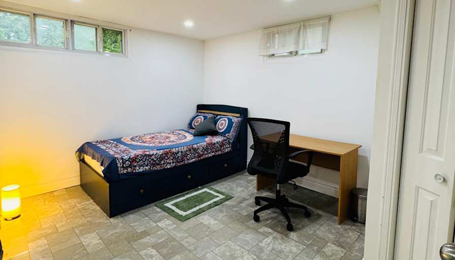 Osh Sale's room