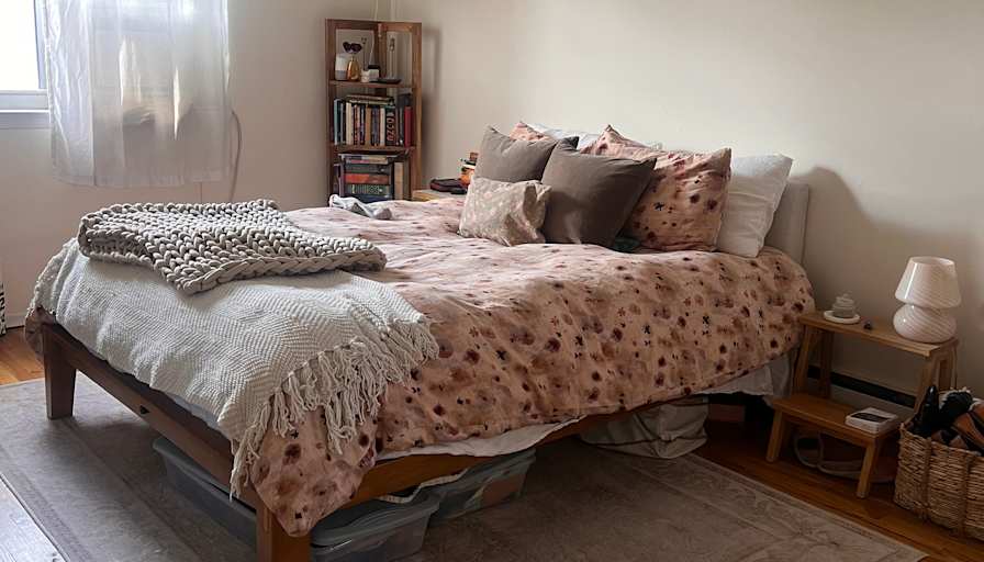 Astoria Charming Apt's room