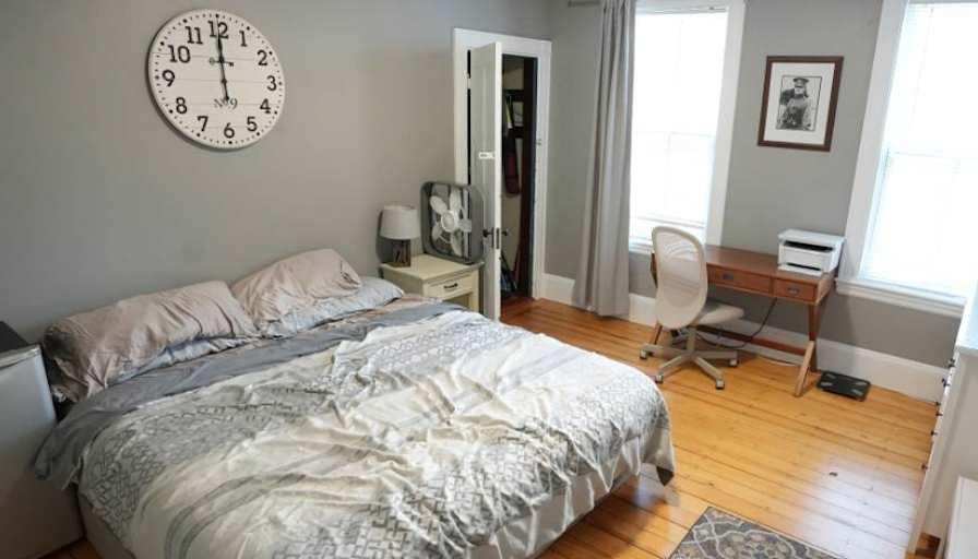 Room available in duplex's room