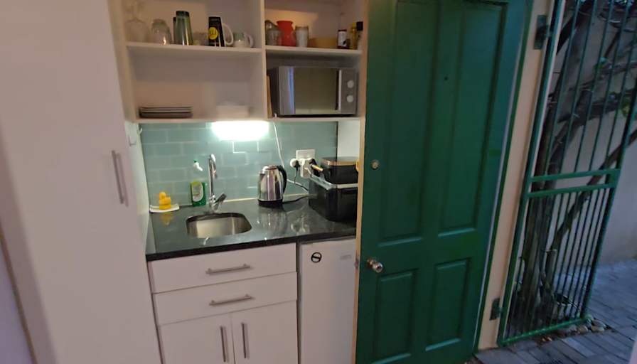 Green Point Tree House's room