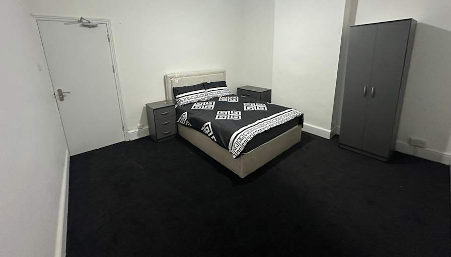 Black Country Homes's room