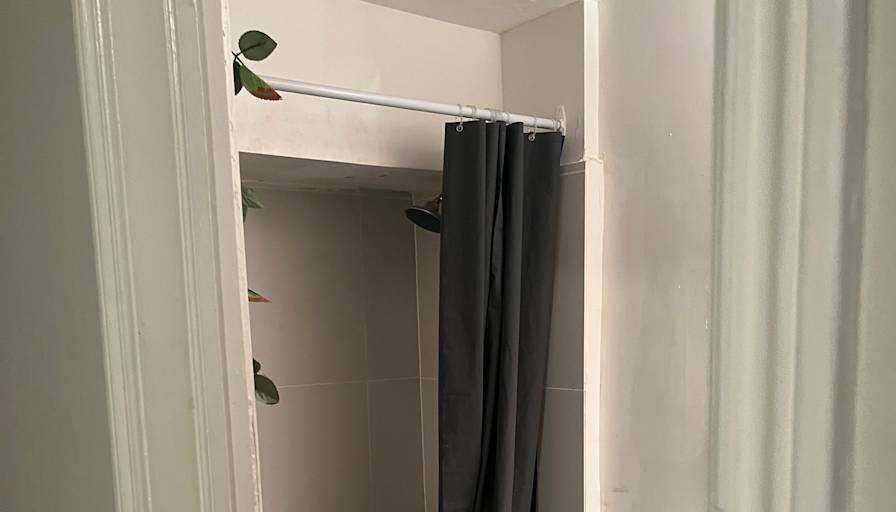 C Y's room