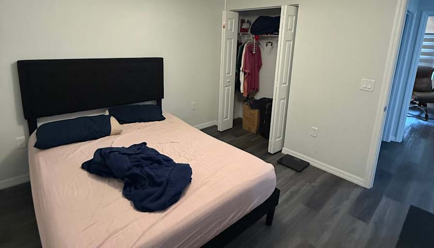 Miguel E Gonzalez's room