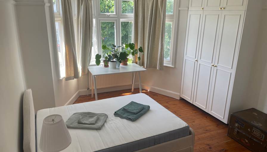 simon smith's room