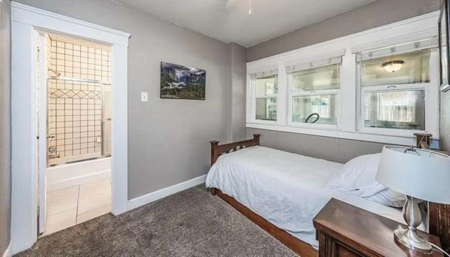 quiet room for rent's room