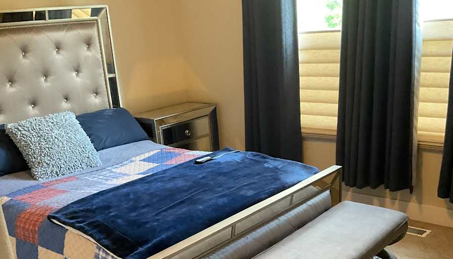 Professional.. Looking for roommate..'s room
