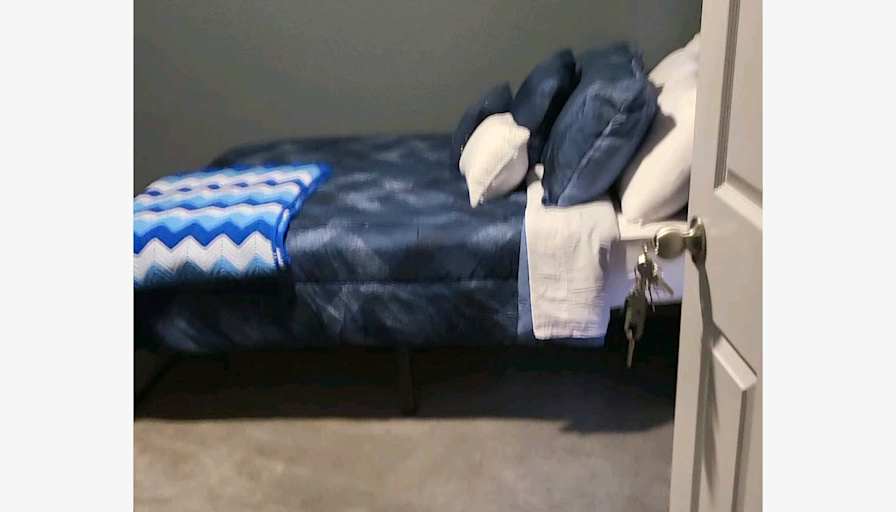 LESLIE's room