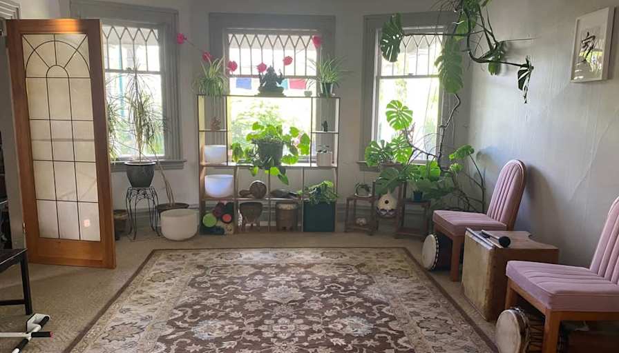 Lyle Povah's room