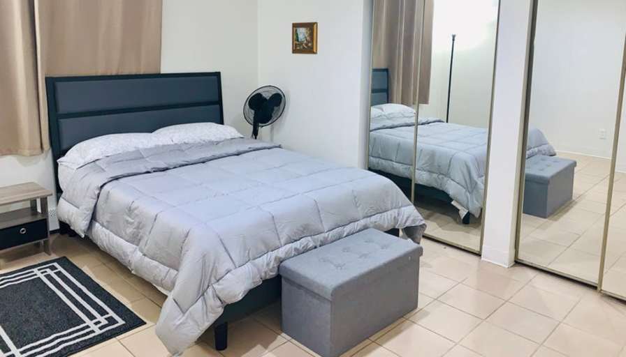 Bright private room with private bath available's room