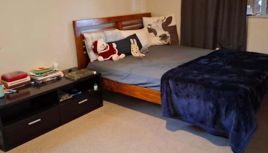 Priya Fernandes's room