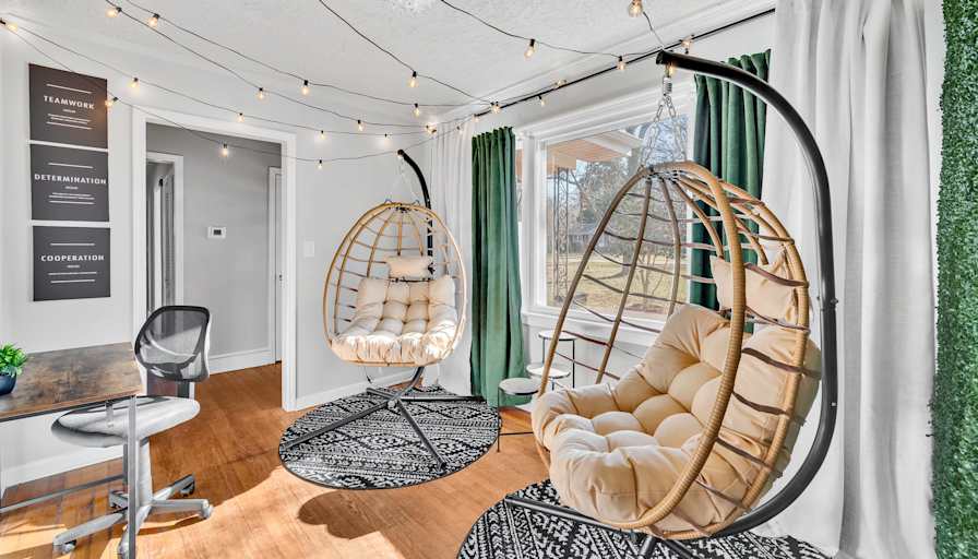 lifedoorrentals's room
