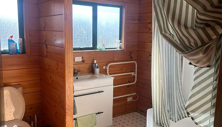 Thuluksiga Shanthinathan's room