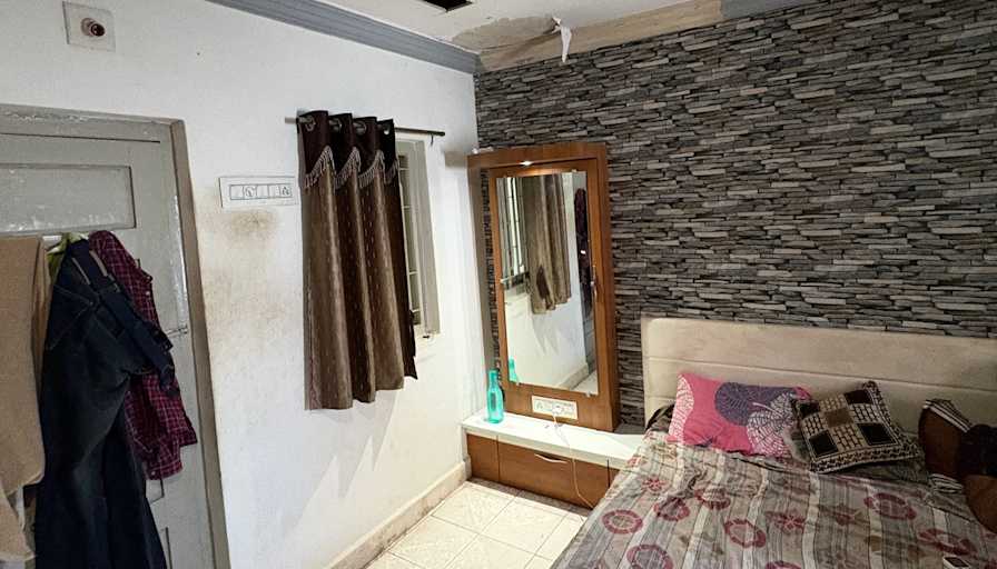 Deep Goraniya's room