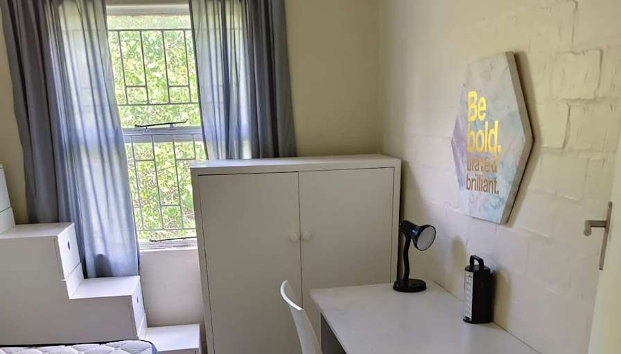 Leslie's room