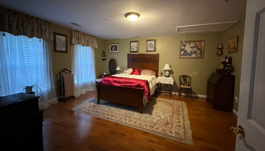 SARA RUBINO's room