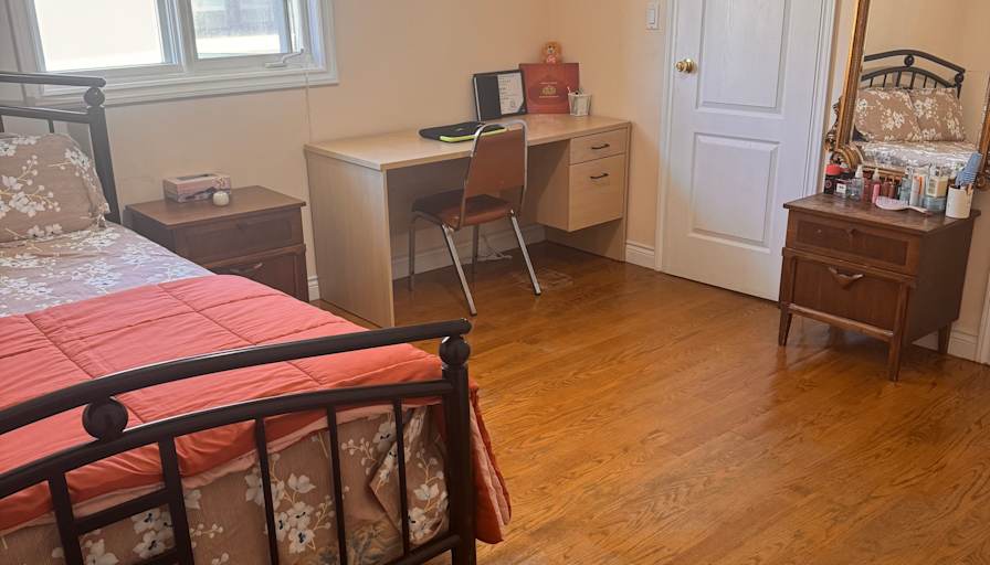zari esmaeili's room