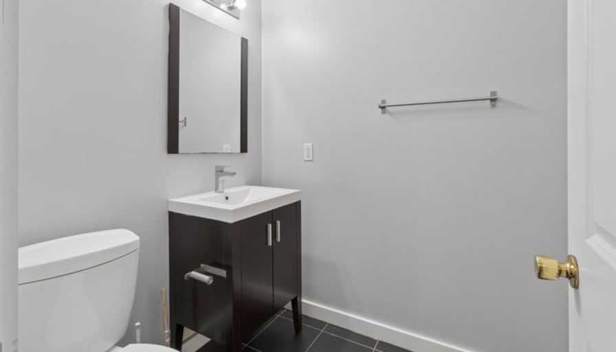 Spacious rooms for rent in a luxurious house's room