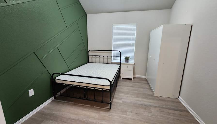 YAYA TRAN's room