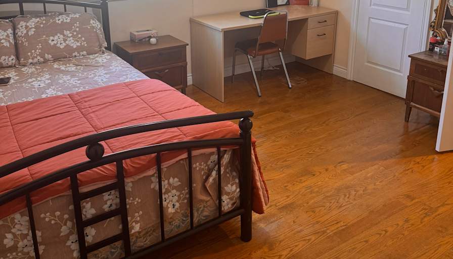 zari esmaeili's room