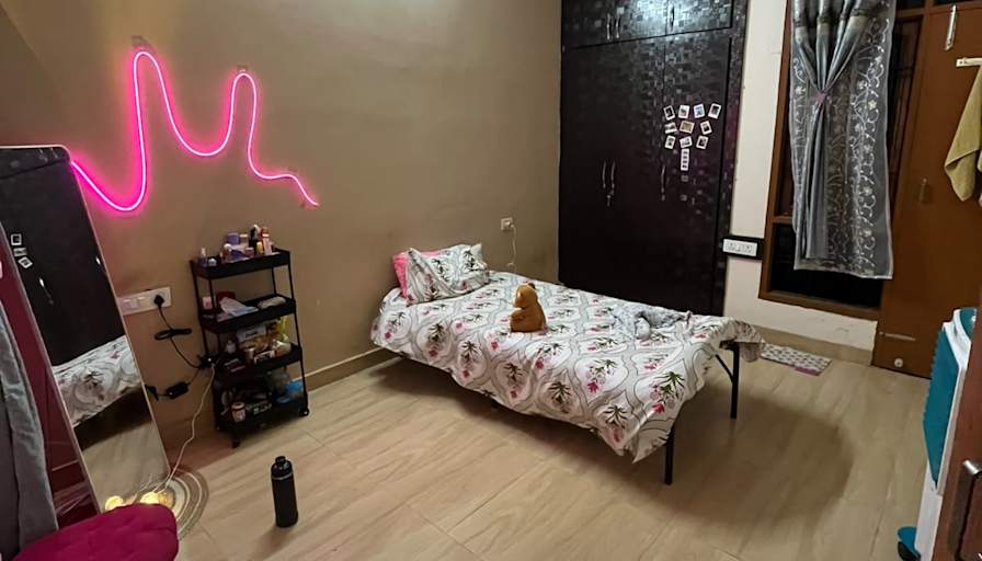 Ashruti BHATT's room