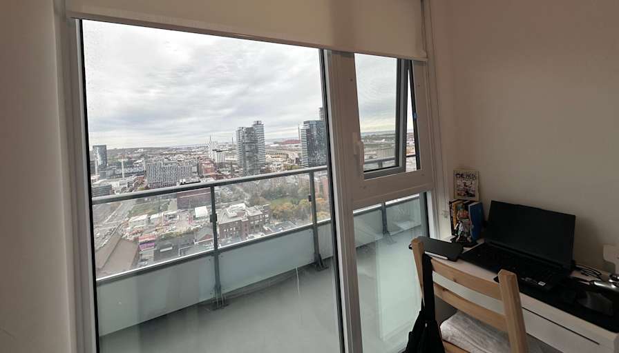 Hyun's room