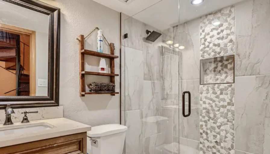 Spacious private bedroom available's room