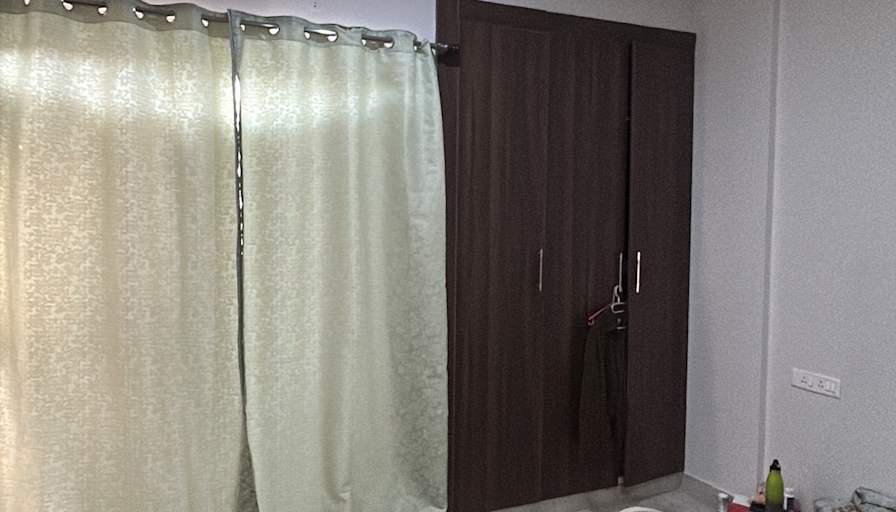 Roomi's room