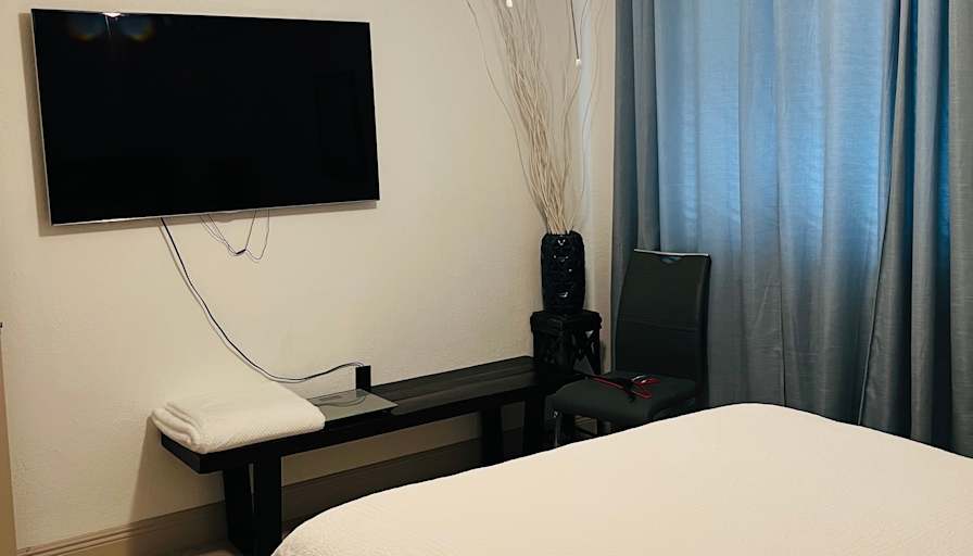 Israel Leon's room