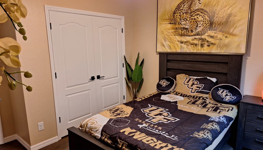 Thomas's room